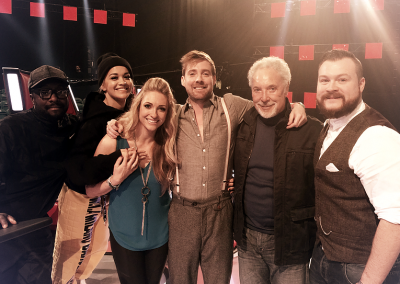 Image of Pianist Jennie with Tom Jones, Will I Am and the voice judges